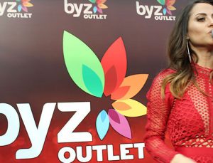 Derya Uluğ BYZ Outlet’te şarkılarıyla havayı ısıttı