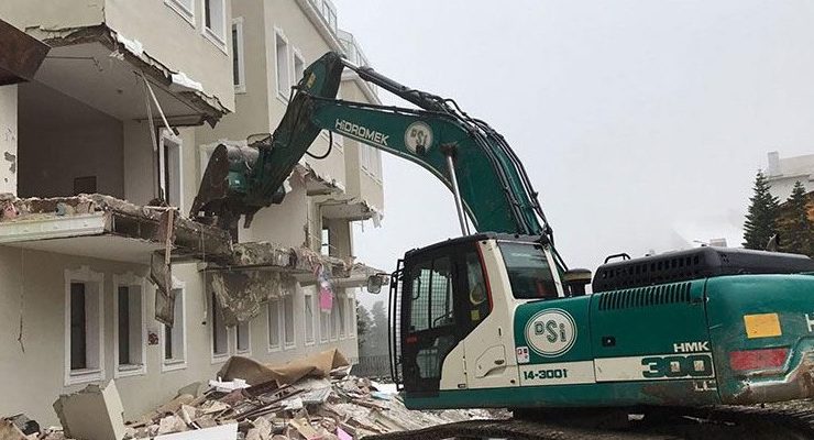 Ağaoğlu’nun Uludağ’daki otelinin kaçak bölümleri yıkılıyor