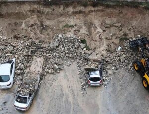 Adana’da istinat duvarı araçların üzerine çöktü