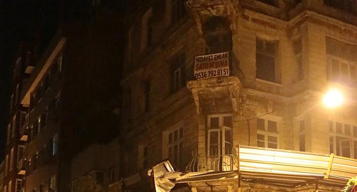 Kadıköy’de tarihi binadan kopan parçalar yola düştü