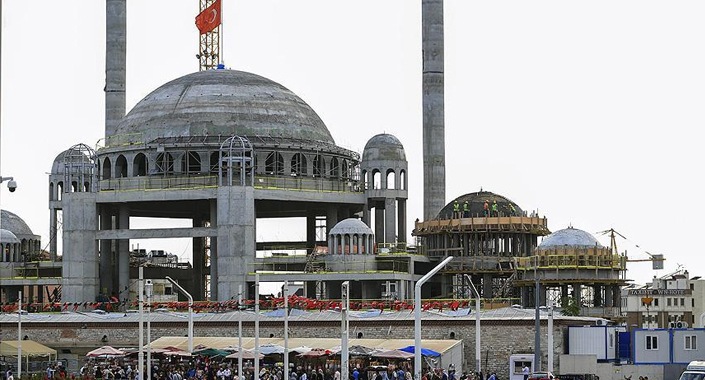 Taksim Camisi’nde ince işçilik ve süsleme işlemine geçildi