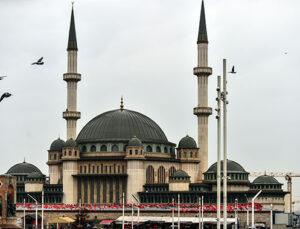 Taksim Camii’nin dış cephesi tamamlandı