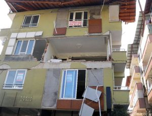 Hayalet şehir Hatay’ın pencerelerinde ‘kiralık’ ve ‘satılık’ ilanları kaldı