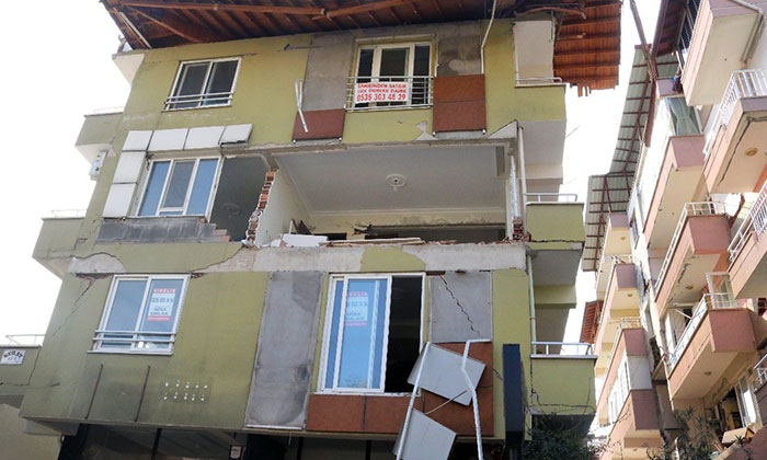 Hayalet şehir Hatay’ın pencerelerinde ‘kiralık’ ve ‘satılık’ ilanları kaldı