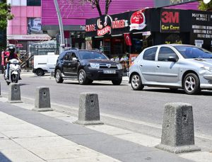 Şehiriçi yollardaki beton dubalar kazaya davetiye çıkarıyor