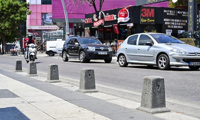 Şehiriçi yollardaki beton dubalar kazaya davetiye çıkarıyor